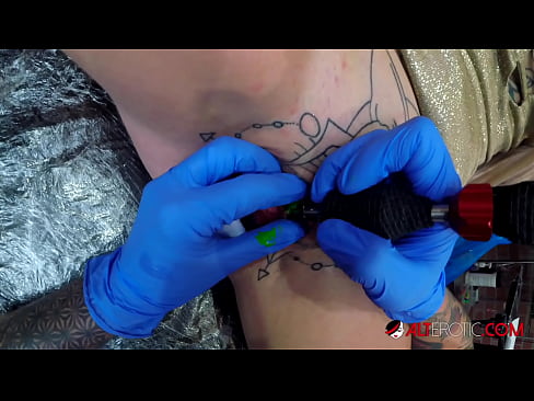 ❤️ Ekstrèmman tatoue hottie Sully Savage te fè yon tatoo sou klitoris li Porno fb nan ht.xxxtophd.ru ❤